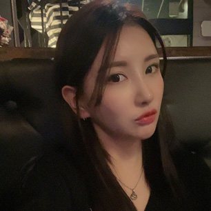 REAL SELFIE — 긴 머리 여성 셀카(어두운 실내)