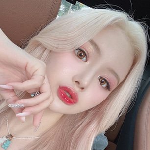 REAL SELFIE — 금발 여성이 손을 얼굴에 댄 셀카