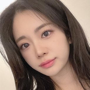 REAL SELFIE — 긴 머리 여성 정면 셀카