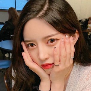 REAL SELFIE — 긴 머리 여성이 두 손으로 얼굴을 감싼 셀카