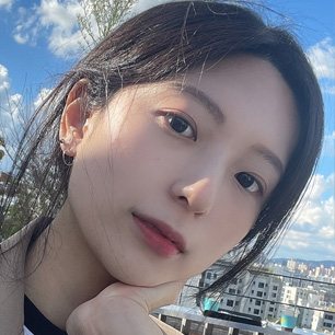 REAL SELFIE — 긴 머리 여성이 손에 턱을 괸 셀카(야외 하늘)