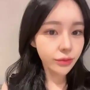 REAL SELFIE — 긴 머리 여성 셀카(원본은 짧은 동영상)