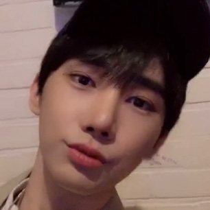 REAL SELFIE — 검정 모자를 쓴 남성 셀카