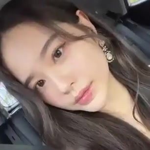 REAL SELFIE — 긴 웨이브 머리 여성 셀카(차 안, 원본은 짧은 동영상)