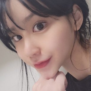 REAL SELFIE — 앞머리 여성이 손에 턱을 괸 셀카