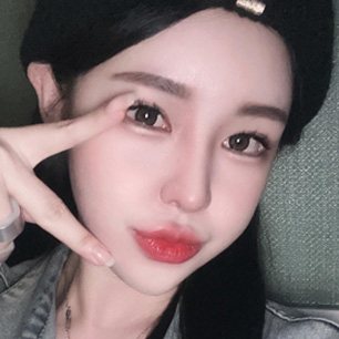 REAL SELFIE — 검정 모자를 쓴 여성이 브이 손가락 셀카