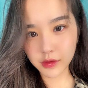 REAL SELFIE — 긴 머리 여성 정면 셀카