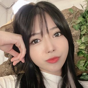 REAL SELFIE — 앞머리 여성이 손가락 하트를 한 셀카