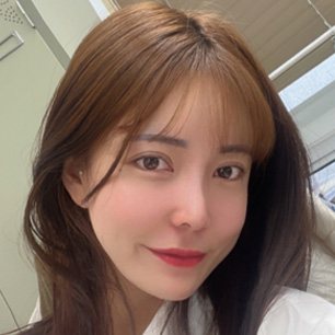 REAL SELFIE — 갈색 앞머리 여성 셀카(창가)