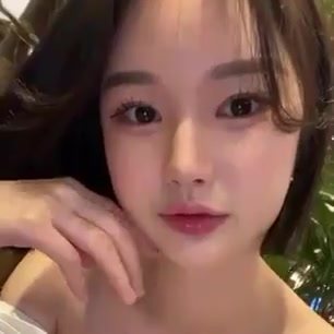 REAL SELFIE — 단발 여성이 턱을 괸 셀카(원본은 짧은 동영상)