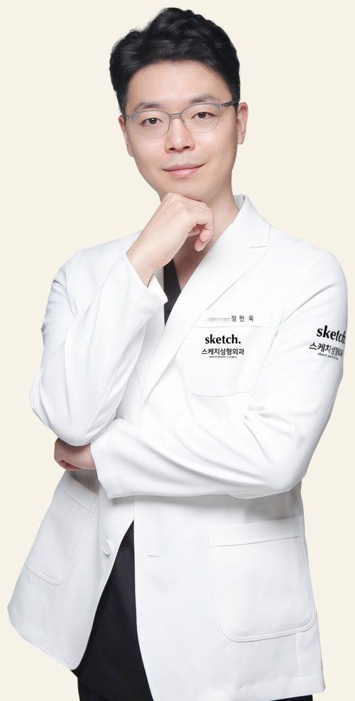 정현욱 원장 프로필 사진(흰 가운, 안경, 턱에 손을 괸 자세, 베이지 배경) — 원본 의료진소개 쪽