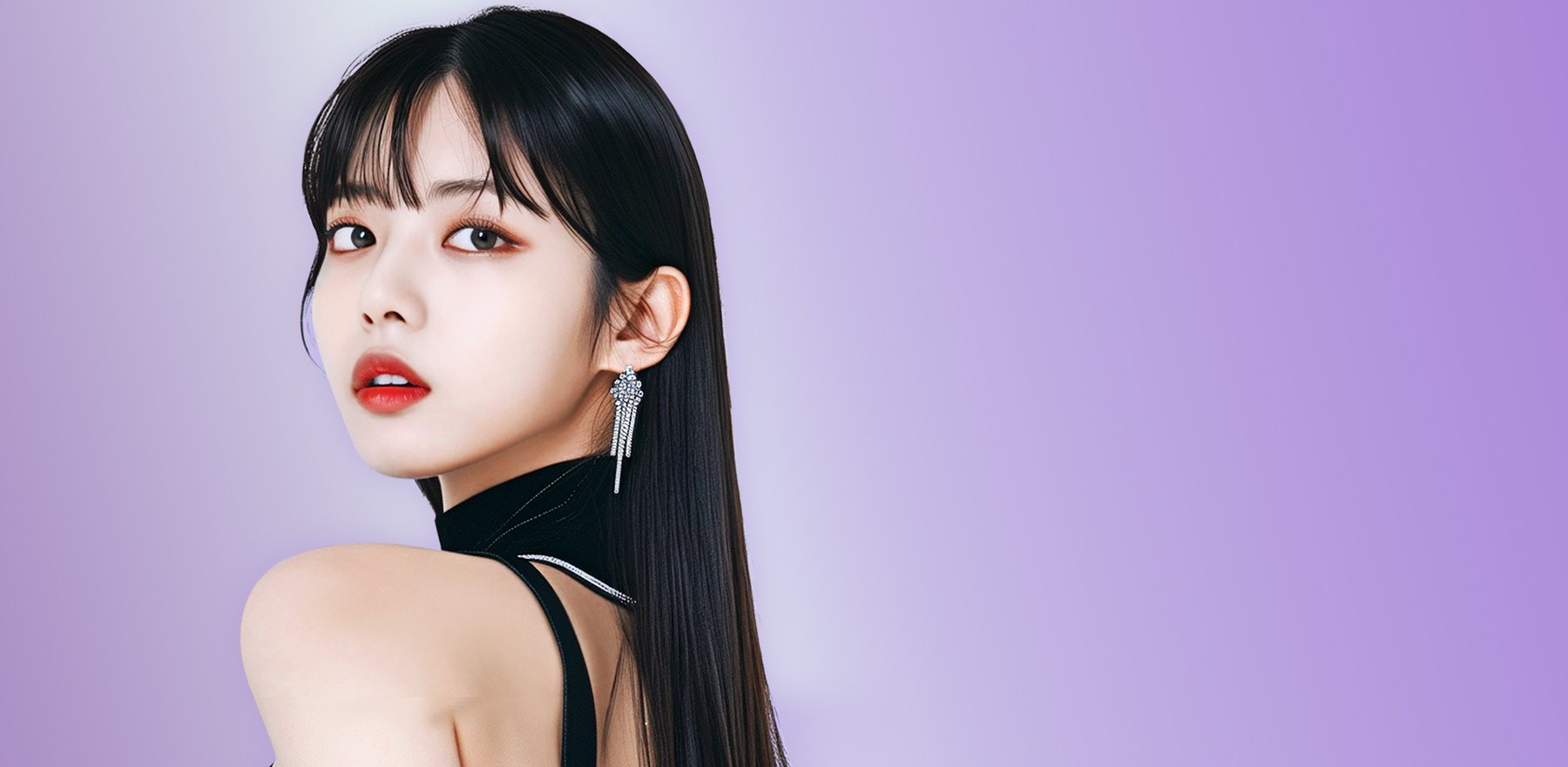 앞머리 있는 긴 생머리 여성 모델이 어깨 너머로 돌아보는 모습(검정 홀터넥, 연보라 그라데이션 배경)