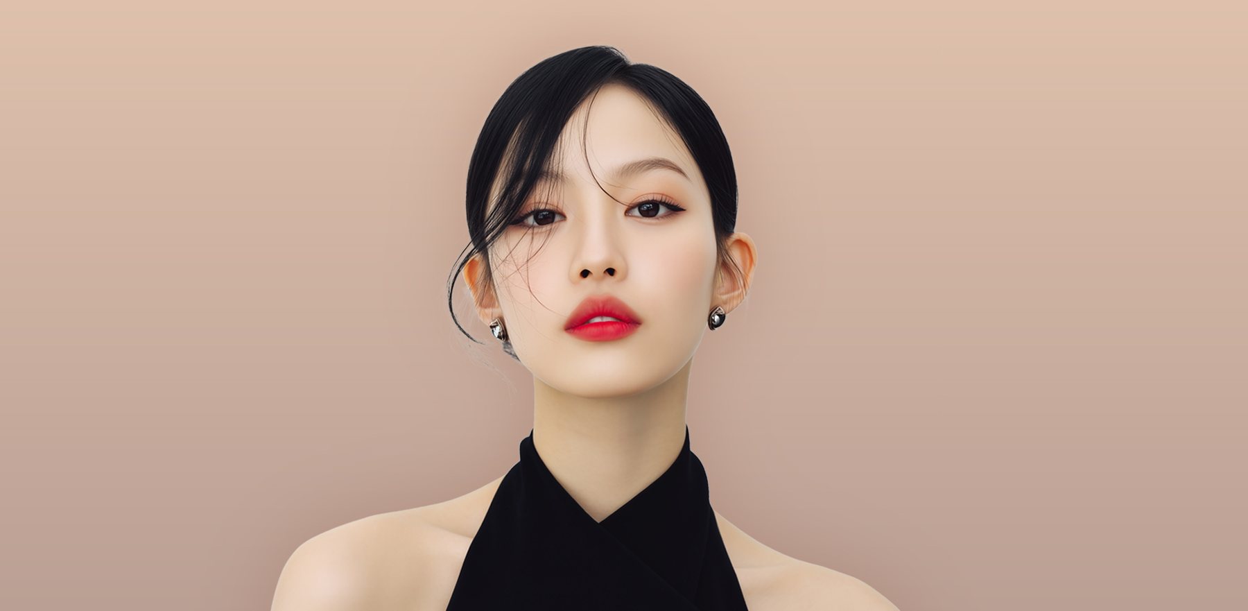 머리를 묶은 여성 모델 정면 상반신(검정 홀터넥, 빨간 입술, 베이지 배경)