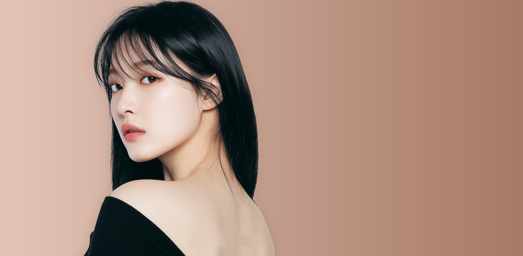 단발 앞머리 여성 모델이 등을 보이며 돌아보는 모습(검정 오프숄더, 베이지→갈색 그라데이션 배경)