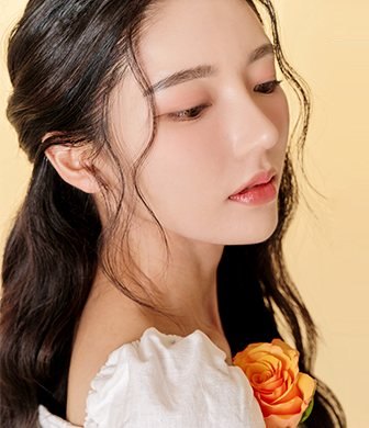물결 머리 여성 모델 옆얼굴(흰 퍼프 소매, 주황 장미, 노란 배경)