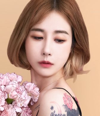 단발 여성 모델(분홍 꽃다발, 어깨 문신, 살구 배경)