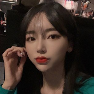 REAL SELFIE — 앞머리 여성이 귀에 손을 댄 셀카
