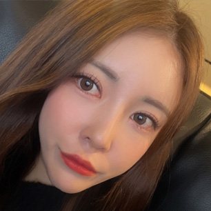 REAL SELFIE — 갈색 긴 머리 여성 셀카