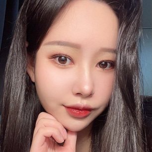 REAL SELFIE — 긴 생머리 여성이 손을 턱에 댄 셀카