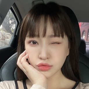 REAL SELFIE — 앞머리 여성이 볼에 손을 대고 윙크하는 셀카(차 안)
