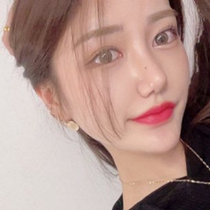 REAL SELFIE — 갈색 긴 머리 여성 셀카(빨간 입술)